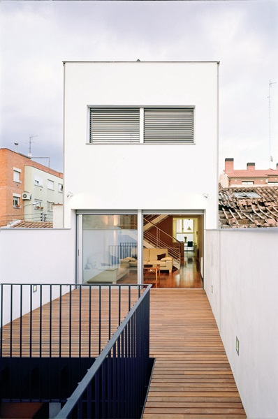 這是棟位於西班牙巴賽隆納的狹長建築，由於面寬僅4米