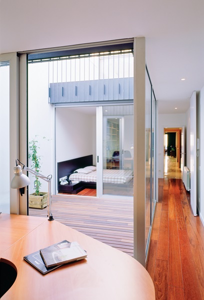 這是棟位於西班牙巴賽隆納的狹長建築，由於面寬僅4米