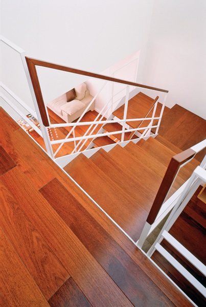 這是棟位於西班牙巴賽隆納的狹長建築，由於面寬僅4米