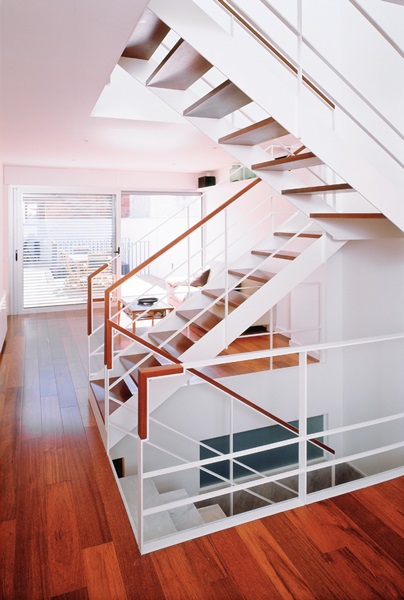 這是棟位於西班牙巴賽隆納的狹長建築，由於面寬僅4米