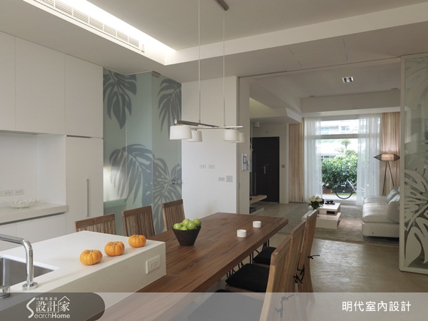 這是一間位於淡水三層樓的獨棟別墅，一樓部分規劃為公