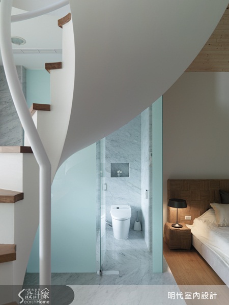 這是一間位於淡水三層樓的獨棟別墅，一樓部分規劃為公