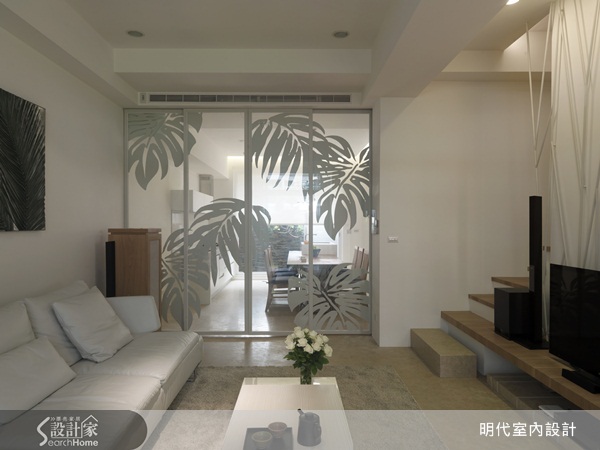 這是一間位於淡水三層樓的獨棟別墅，一樓部分規劃為公