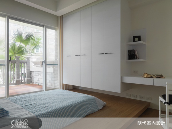 這是一間位於淡水三層樓的獨棟別墅，一樓部分規劃為公