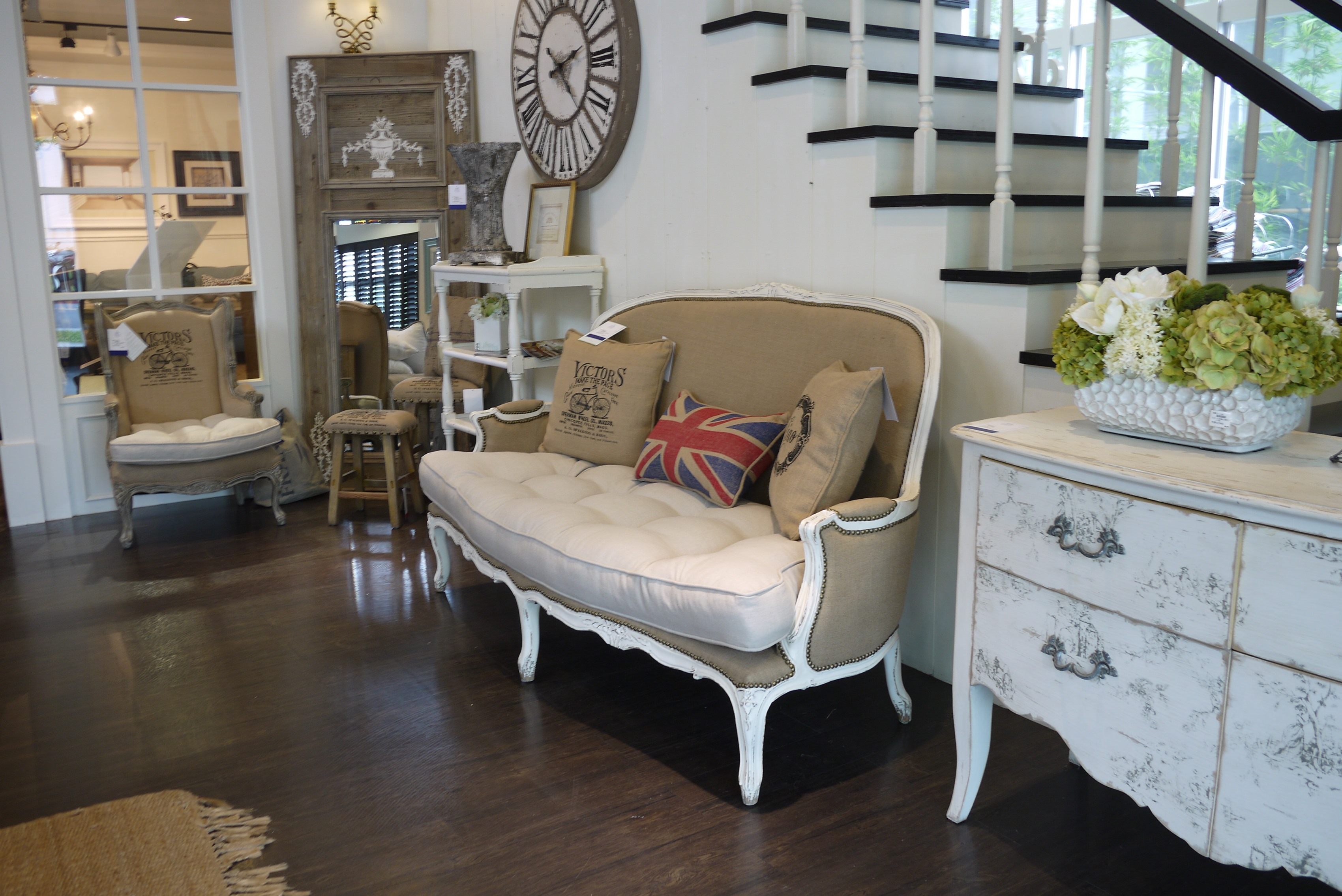 特別的是，比利時人捨棄奢華的金銀箔裝飾、繁複緹花布