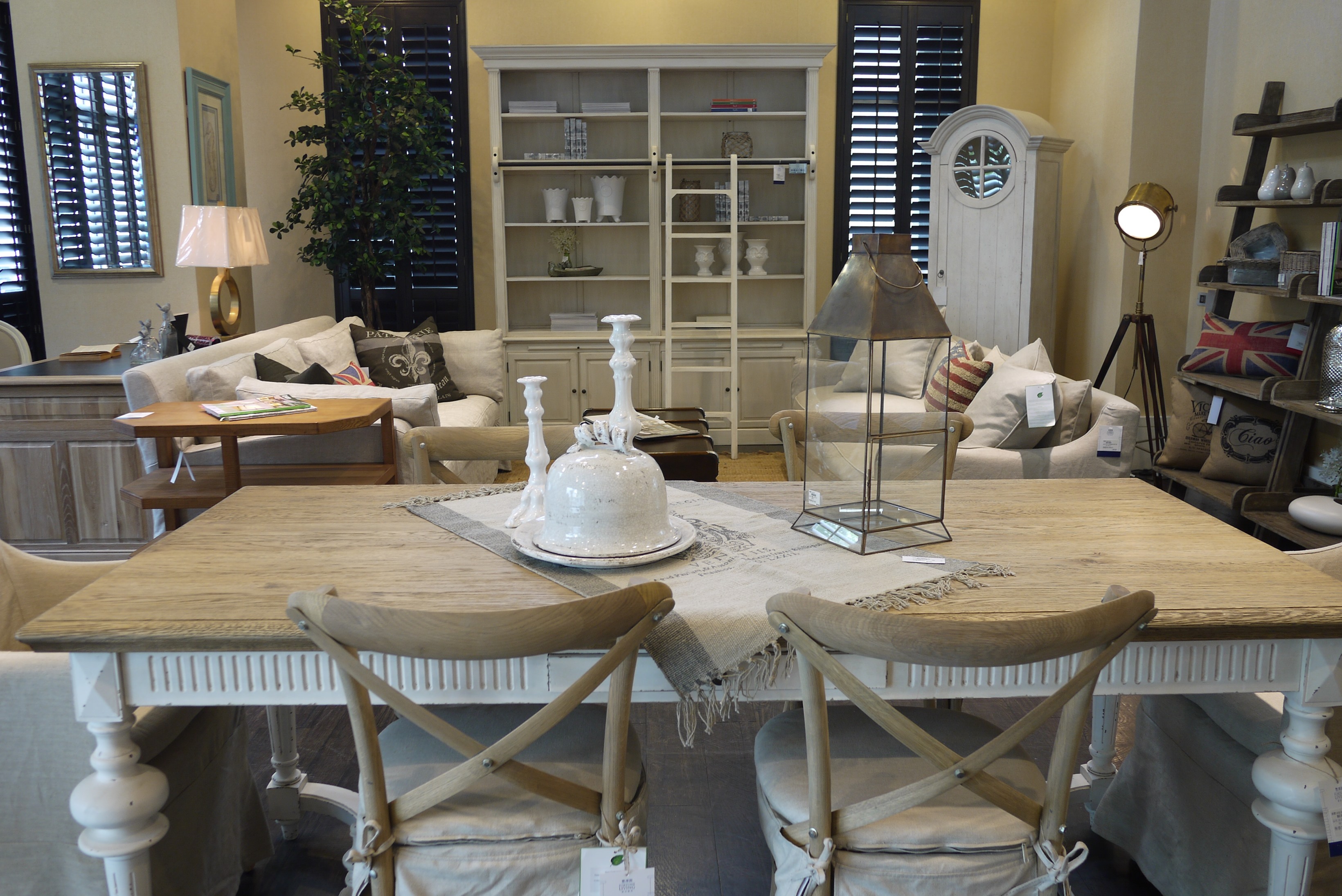 特別的是，比利時人捨棄奢華的金銀箔裝飾、繁複緹花布