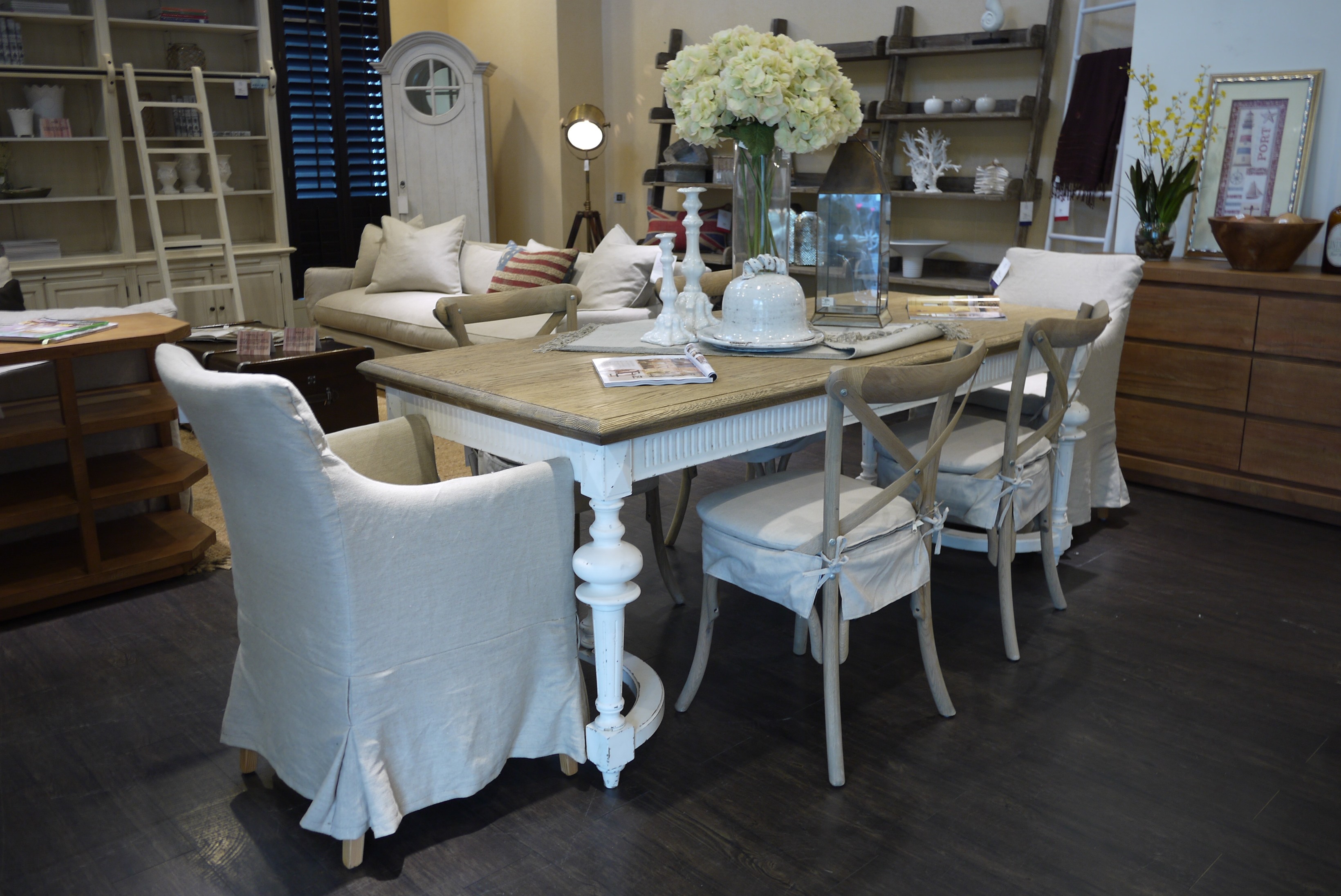 特別的是，比利時人捨棄奢華的金銀箔裝飾、繁複緹花布