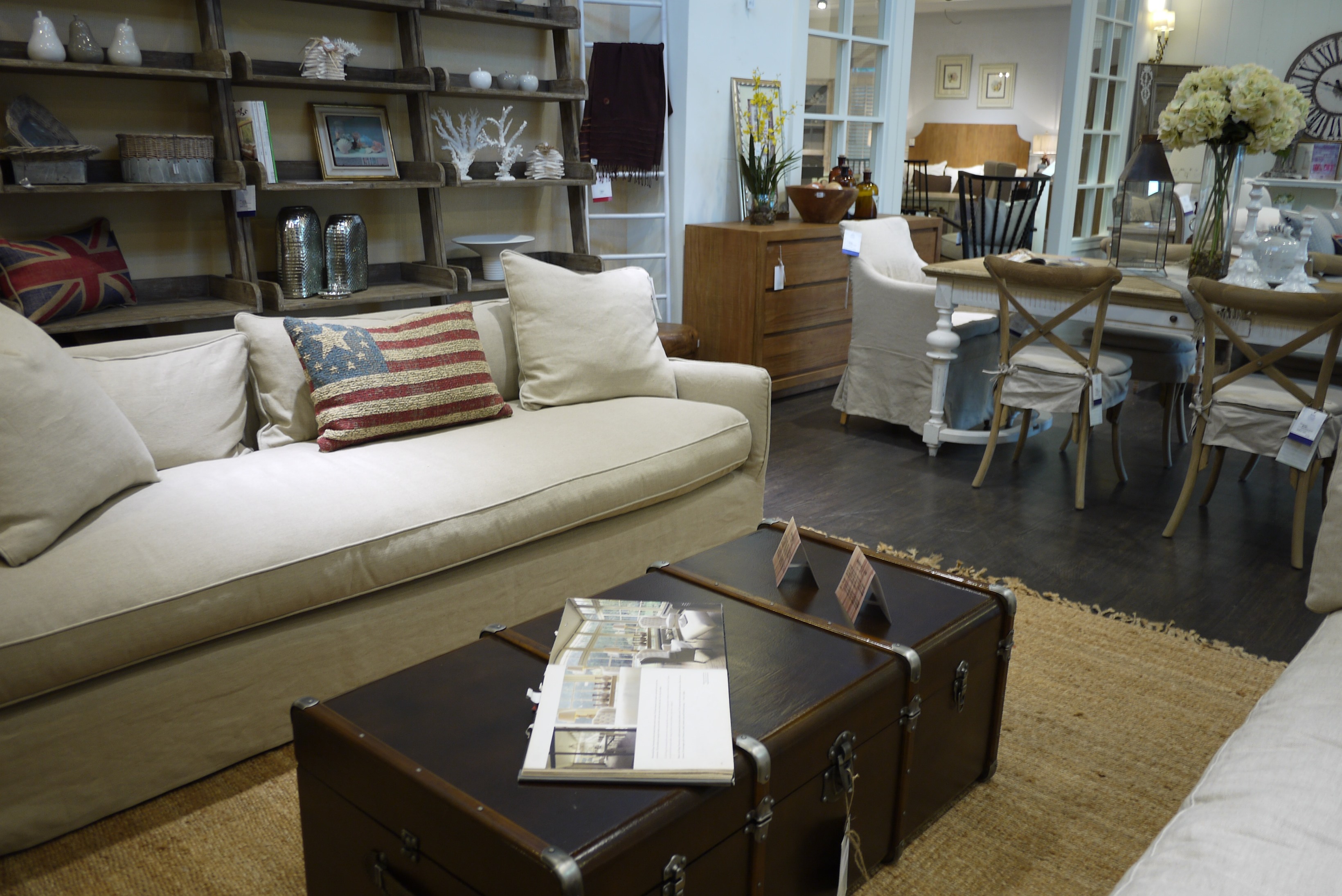 特別的是，比利時人捨棄奢華的金銀箔裝飾、繁複緹花布