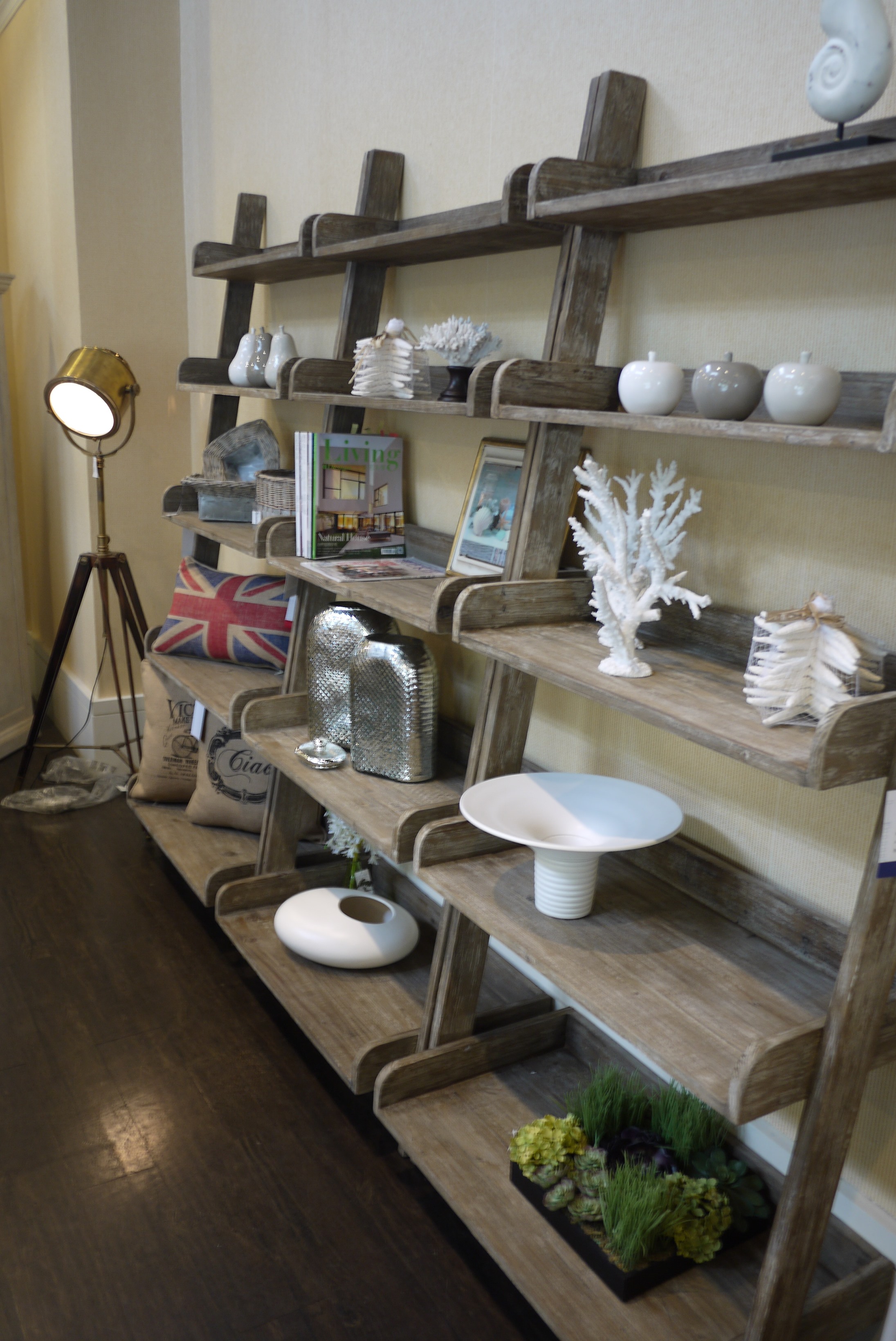 特別的是，比利時人捨棄奢華的金銀箔裝飾、繁複緹花布