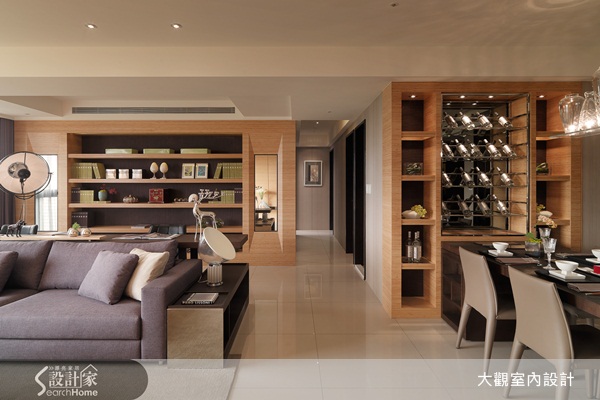 展示櫃屬於開放式的櫃體設計，常見於現代風以及其他類