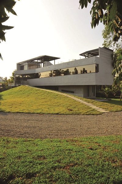 買下一塊好地，終於可以完成蓋房子的夢想，但卻苦惱想