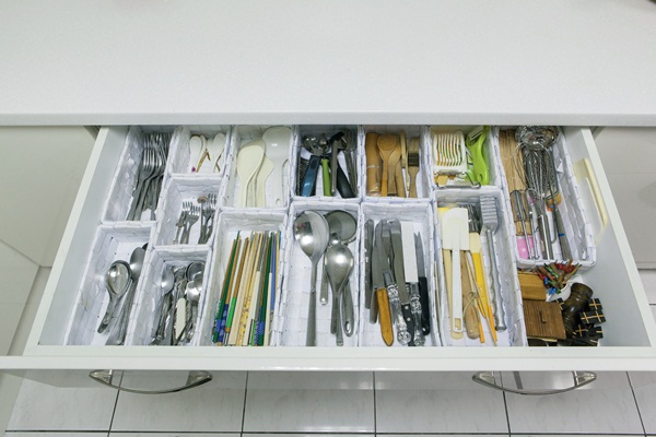 當開放式廚房變得普及，總是堆滿了雜物的廚房收納顯得