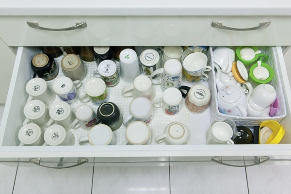 當開放式廚房變得普及，總是堆滿了雜物的廚房收納顯得