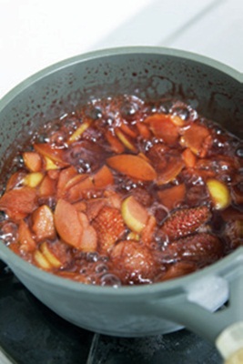 當開放式廚房變得普及，總是堆滿了雜物的廚房收納顯得