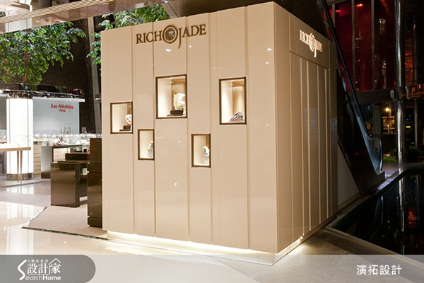 位於台北遠企的珠寶店，主要是以翡翠為主打商品，但近