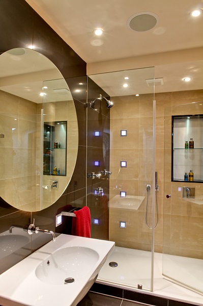 現居新加坡的蘇格蘭先生，遇上華裔太太，卻發現他從學