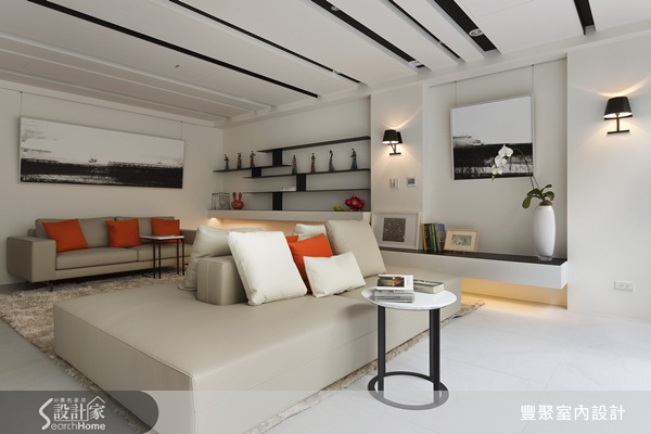 這間美麗的白色空間其實是建設公司所保留，作為招待同