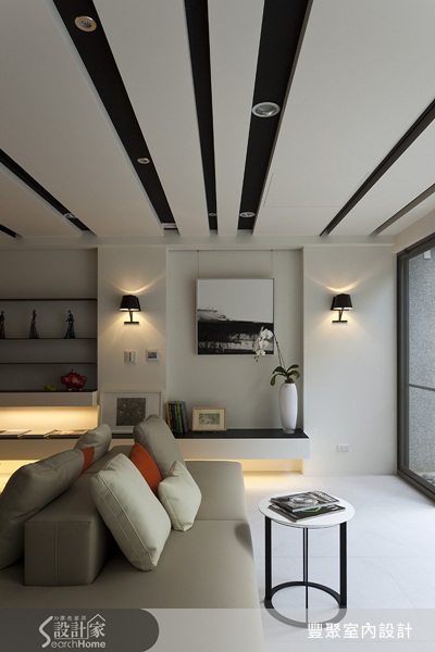 這間美麗的白色空間其實是建設公司所保留，作為招待同