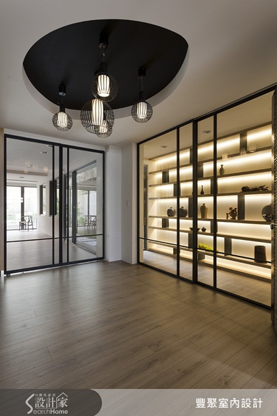 這間美麗的白色空間其實是建設公司所保留，作為招待同