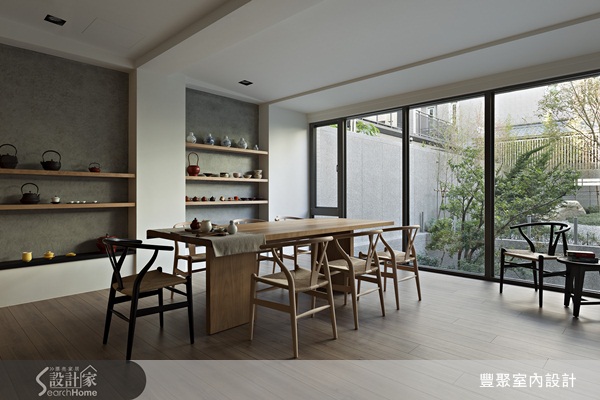 這間美麗的白色空間其實是建設公司所保留，作為招待同