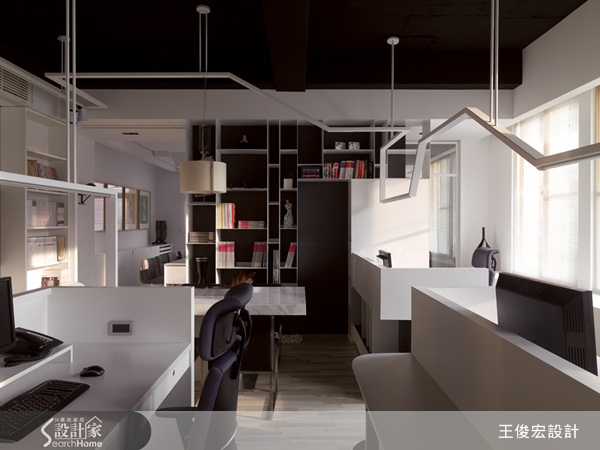 走進王俊宏設計的辦公室洽談,首先得穿越長長的辦公空