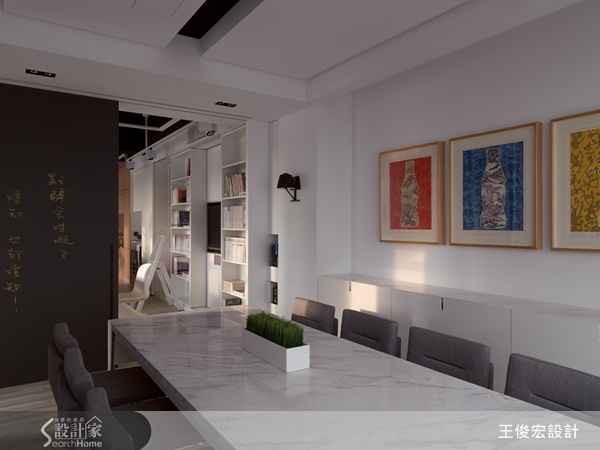 走進王俊宏設計的辦公室洽談,首先得穿越長長的辦公空