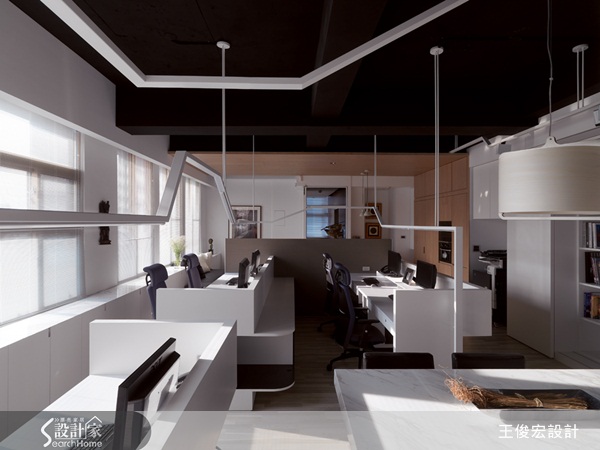 走進王俊宏設計的辦公室洽談,首先得穿越長長的辦公空