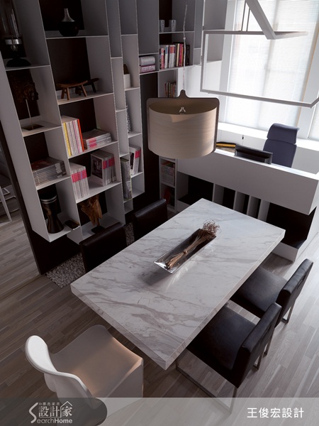 走進王俊宏設計的辦公室洽談，首先得穿越長長的辦公空