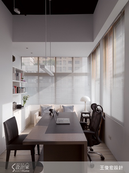 走進王俊宏設計的辦公室洽談,首先得穿越長長的辦公空