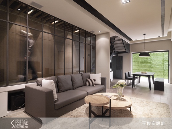 清玻璃材質具有視覺穿透的效果，加上質感輕盈明亮，用