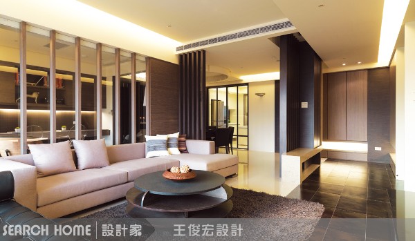 清玻璃材質具有視覺穿透的效果，加上質感輕盈明亮，用