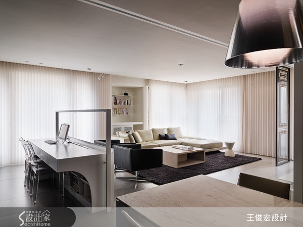 清玻璃材質具有視覺穿透的效果，加上質感輕盈明亮，用