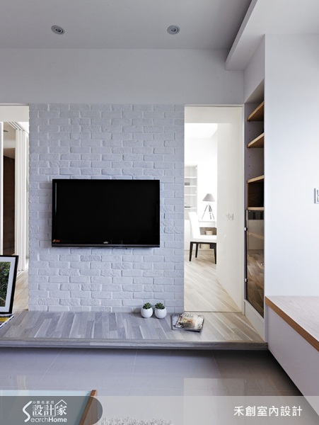 白色地板、白色粉刷牆壁，加上白色收納櫃......，喜歡