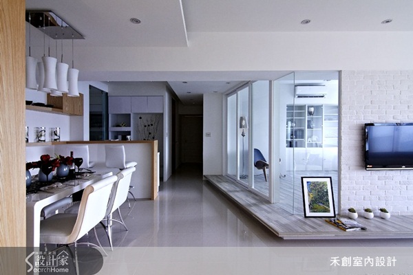 白色地板、白色粉刷牆壁，加上白色收納櫃......，喜歡