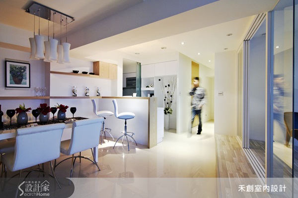 白色地板、白色粉刷牆壁，加上白色收納櫃......，喜歡