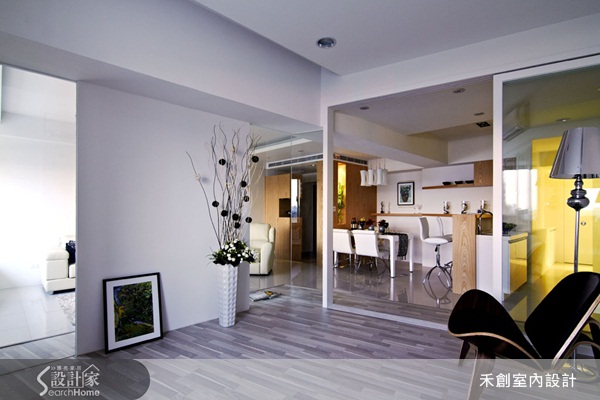 白色地板、白色粉刷牆壁，加上白色收納櫃......，喜歡