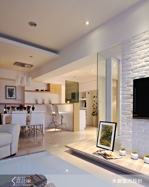 白色地板、白色粉刷牆壁，加上白色收納櫃......，喜歡