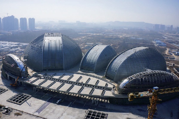 整體建築創造了一個群山一樣的景觀,從基地上升起。由