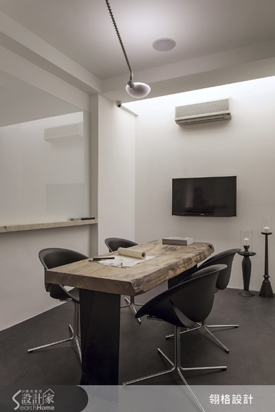 每天至少要待上8小時，遇上加班比在家時間還要多的辦