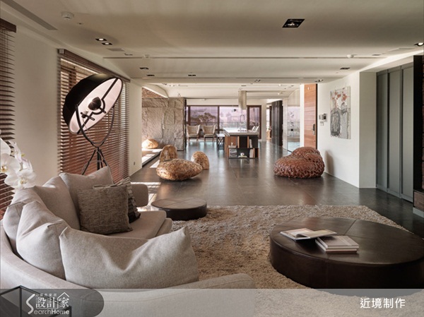 大坪數空間中，客廳最能展現空間的氣度， 但要如何讓