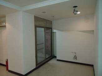 「破而後立」形容改造這間陰暗的地下室，再貼切也不過