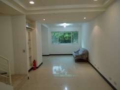 「破而後立」形容改造這間陰暗的地下室，再貼切也不過