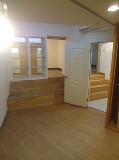 「破而後立」形容改造這間陰暗的地下室，再貼切也不過