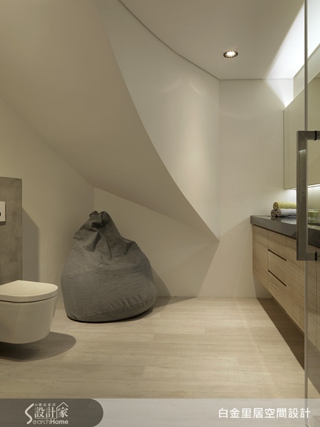 「破而後立」形容改造這間陰暗的地下室，再貼切也不過