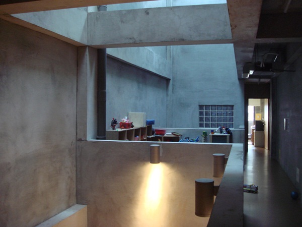 這是一處位於桃園大溪、屋主一家人住了半百的老厝，面