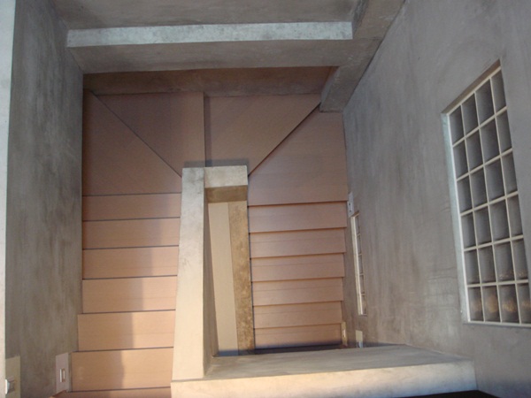 這是一處位於桃園大溪、屋主一家人住了半百的老厝，面