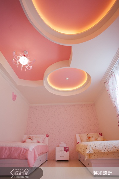 本案位於台中大里，為四層樓的透天別墅，設計師將主要