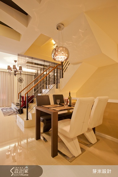 本案位於台中大里，為四層樓的透天別墅，設計師將主要