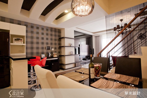 本案位於台中大里，為四層樓的透天別墅，設計師將主要