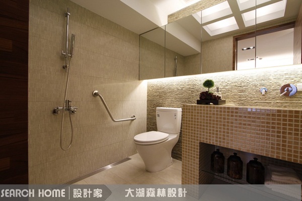 有許多獨居老人，在颱風逼近的日子裡，沒有人照顧。屏